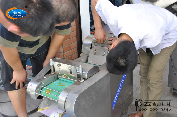 贛云工作人員演示多功能切菜機的切菜效果厚薄調節(jié)