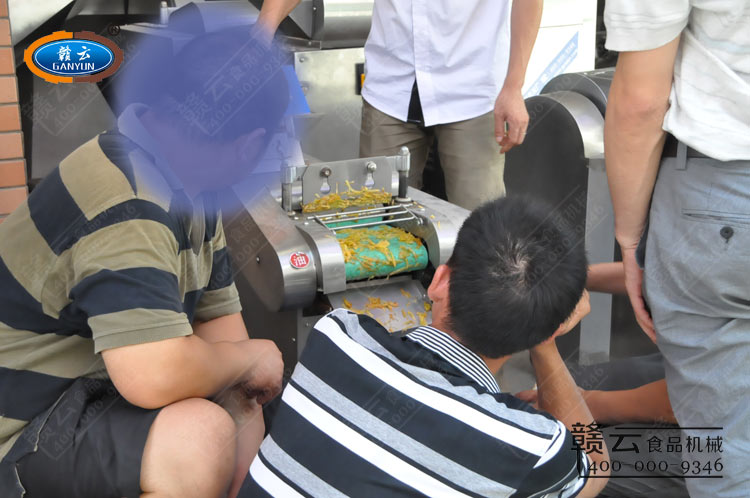 該食品加工廠采購部成員觀看試機演示過程。