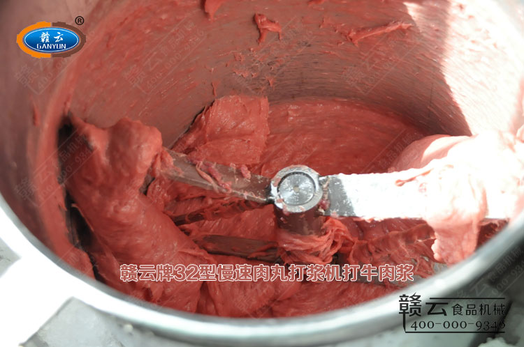 強(qiáng)力絞肉機(jī)絞出來的牛肉放入慢速肉丸打漿機(jī)中拍打成漿