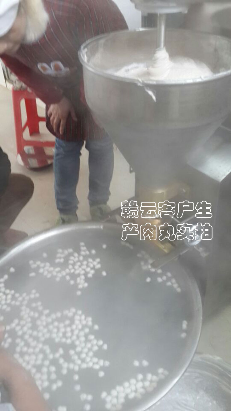 現(xiàn)場(chǎng)生產(chǎn)實(shí)心肉丸