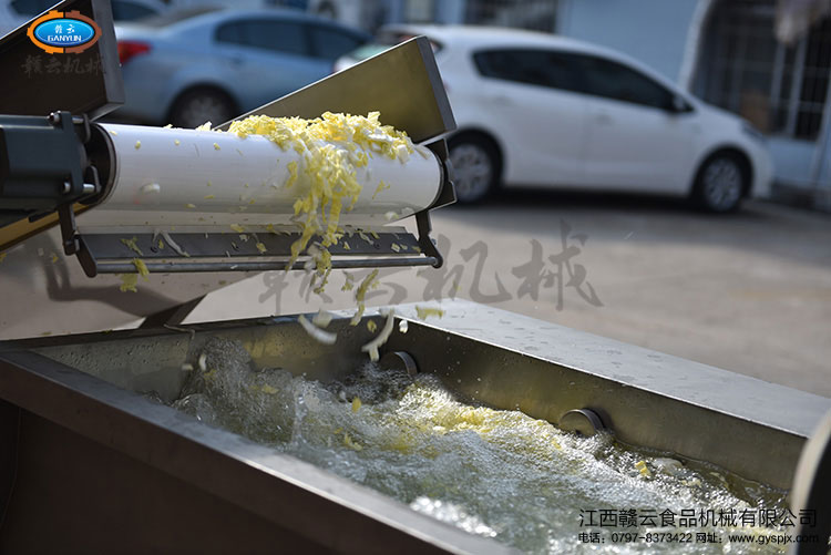 提升機提升至渦流清洗機水槽內(nèi)